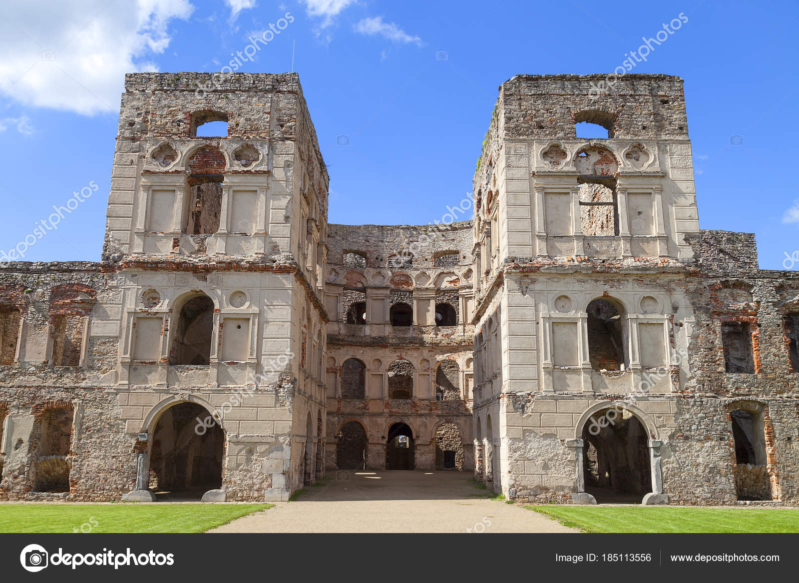 17 世紀城 Krzyztopor、フォルテッツァのイタリアン スタイルの宮殿遺跡、スペイン — ストック写真 © mychadre77
