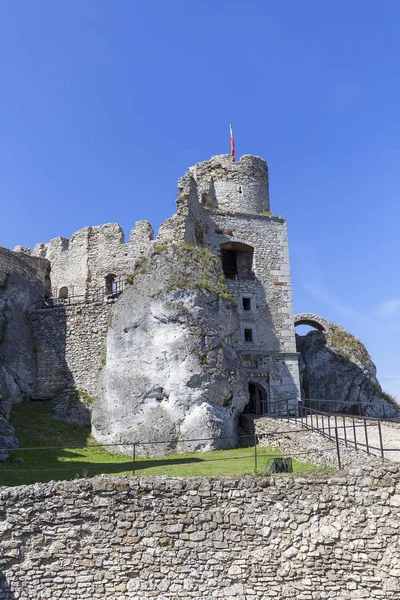 Ruïnes van het middeleeuws kasteel van de 14de eeuw, kasteel Ogrodzieniec, Trail van de adelaars nesten, Podzamcze, Polen — Stockfoto