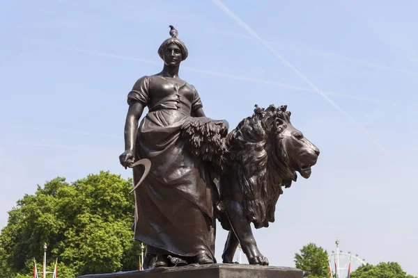 Eine von vier Bronzestatuen rund um das Queen Victoria Denkmal vor dem Buckingham Palast, London, Vereinigtes Königreich — Stockfoto