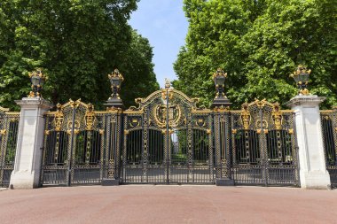 Dekoratif Kanada kapıya Green Park yakınındaki Buckingham Sarayı, Londra, İngiltere