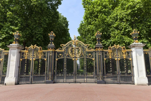 Dekoratif Kanada kapıya Green Park yakınındaki Buckingham Sarayı, Londra, İngiltere