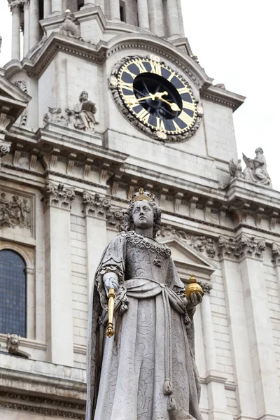 Monument for Queen Anne foran St. Paul 's Cathedral i London, Storbritannia – stockfoto