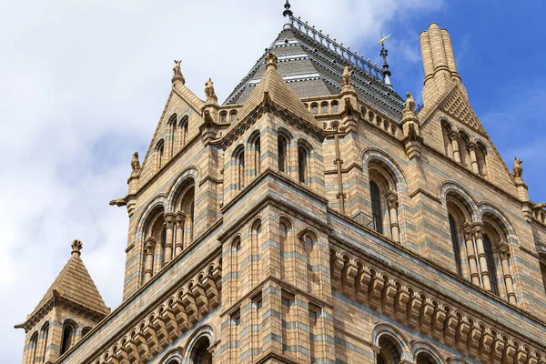 Museo de Historia Natural con fachada de terracota ornamentada, arquitectura victoriana, Londres, Reino Unido — Foto de Stock