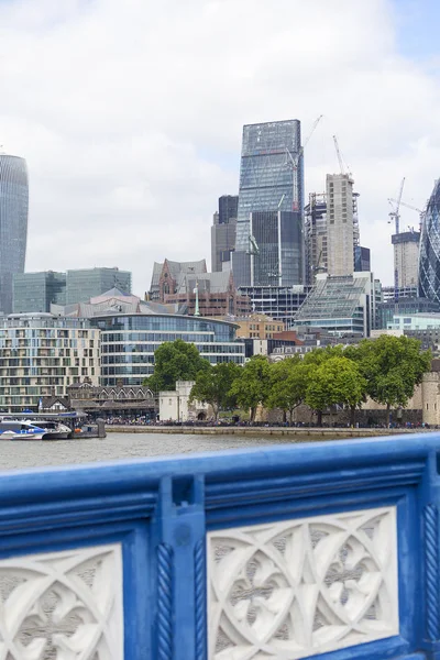 Moderna kontorsbyggnader i London, Visa från Tower Bridge, London, Storbritannien — Stockfoto