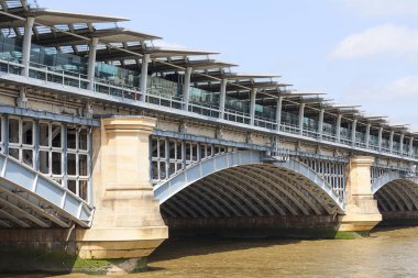 Blackfriars demiryolu köprüsünde river Thames, London, Büyük Britanya