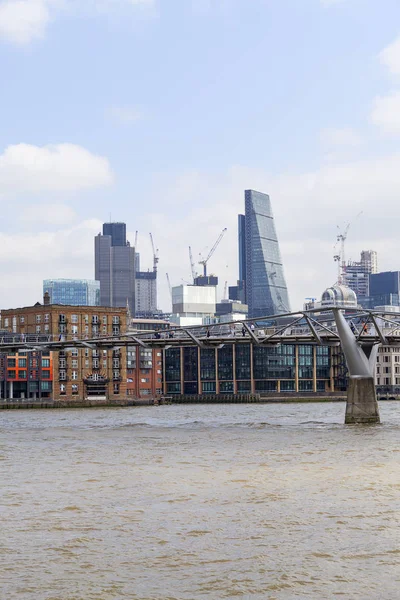 Millennium Bridge och moderna glezed kontorsbyggnader, London, Storbritannien — Stockfoto