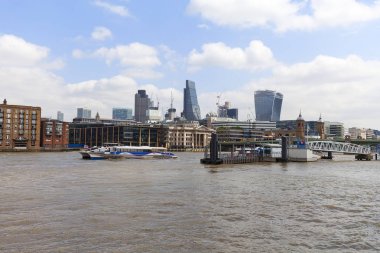  Thames Nehri ve modern camlı ofis binaları, London, Büyük Britanya görüntüleme