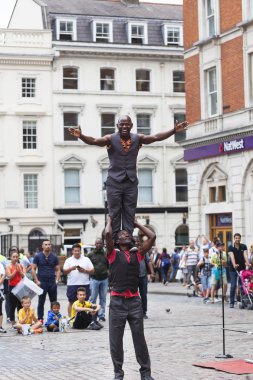 Covent Garden Market, popüler alışveriş ve turistik siteye göstermek siyah circus oyuncular sokakta, London, Büyük Britanya