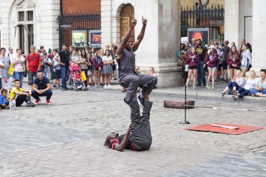 Covent Garden Market, popüler alışveriş ve turistik siteye göstermek siyah circus oyuncular sokakta, London, Büyük Britanya