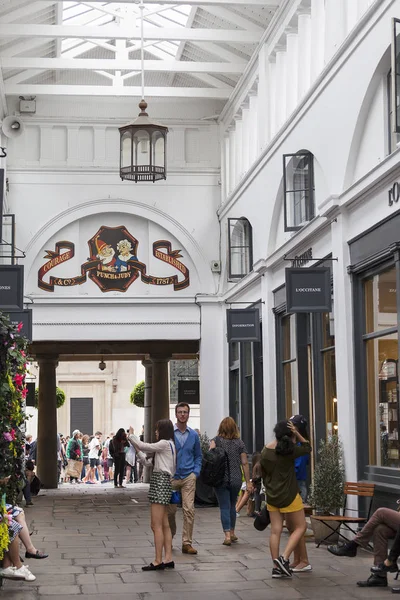 Covent Garden Market, populární nákupní a turistické lokality, Londýn, Velká Británie — Stock fotografie