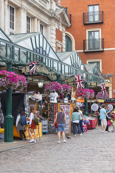 Covent Garden Market, populární nákupní a turistické lokality, Londýn, Velká Británie — Stock fotografie
