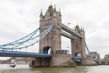 Tower Köprüsü üzerinde Thames Nehri'nin, London, Büyük Britanya.