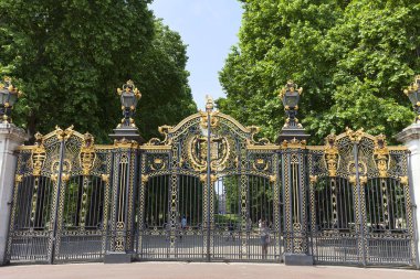 Dekoratif Kanada kapıya Green Park yakınındaki Buckingham Sarayı, Londra, İngiltere