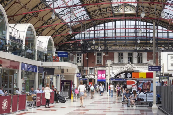 Londýnské Victoria station, odletové hale, Londýn, Velká Británie — Stock fotografie