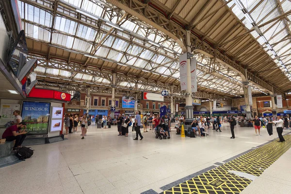 Londýnské Victoria station, odletové hale, Londýn, Velká Británie — Stock fotografie