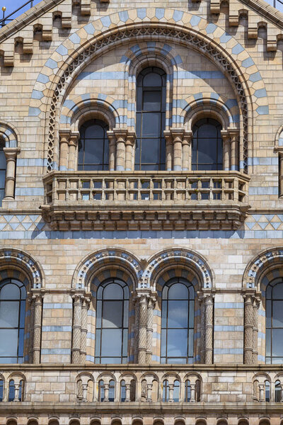 Музей естественной истории с терракотовым фасадом, викторианская архитектура, Лондон, Великобритания
