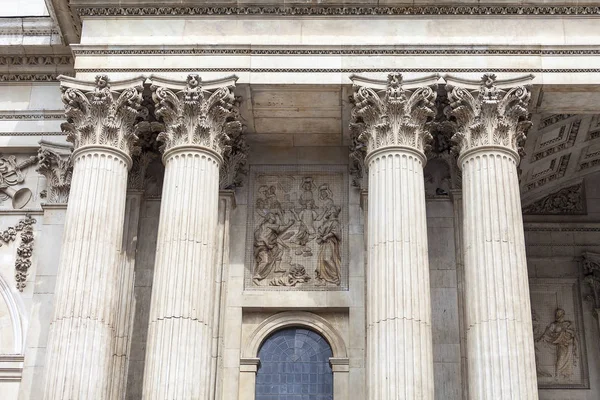 第十八世纪圣保罗大教堂, 装饰专栏, 伦敦, 英国 — 图库照片
