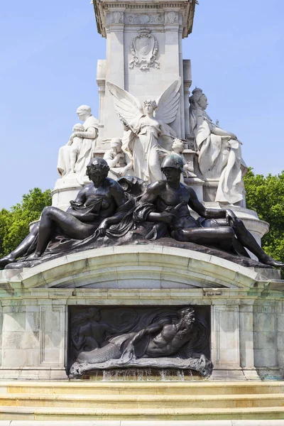 Estátuas de bronze em torno o Queen Victoria Memorial, em frente do Palácio de Buckingham, Londres, Reino Unido — Fotografia de Stock