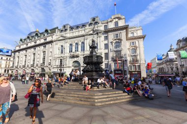 Turistler, Shaftesbury anıt Çeşmesi, Piccadilly Circus, Londra, Birleşik Krallık merdivenlerinde oturmuş