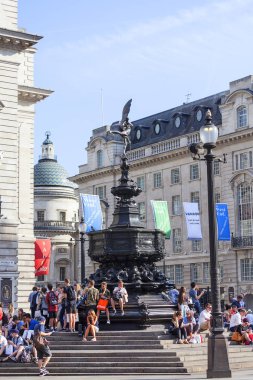 Turistler, Shaftesbury anıt Çeşmesi, Piccadilly Circus, Londra, Birleşik Krallık merdivenlerinde oturmuş