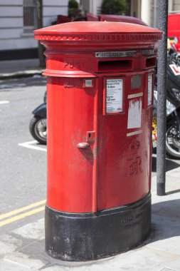 Geleneksel İngiliz kırmızı ayağı kutusu, müstakil posta kutusunun üzerinde sokak., London, Büyük Britanya