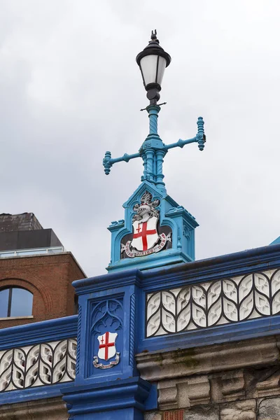 Znak z londýnské City na Tower Bridge, pouliční lampy, Londýn, Velká Británie — Stock fotografie