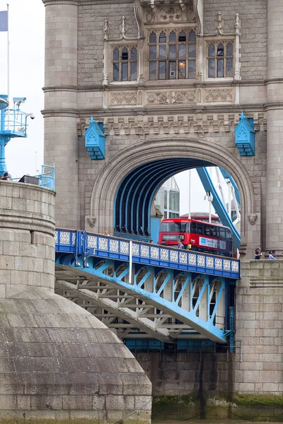 Tower Bridge on the River Thames and red double-decker bus,  London, United Kingdom — Stock Photo, Image