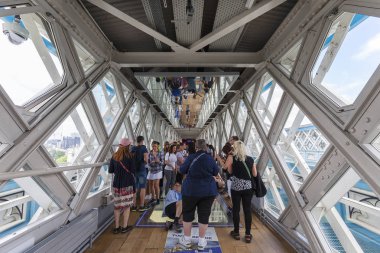 Tower Bridge Thames Nehri üzerinde. Cam şeffaf zemin, tavan ayna, turistler, London, Büyük Britanya