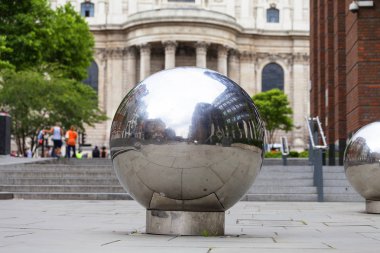 Dekoratif gümüş küre Peters Hill Road yakınındaki St Pauls Cathedral, sokak sanatı, London, Büyük Britanya