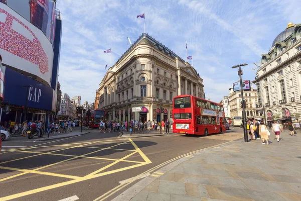 Piccadilly Circus, červený dvoupatrový autobus, City of Westminster, Velká Británie — Stock fotografie