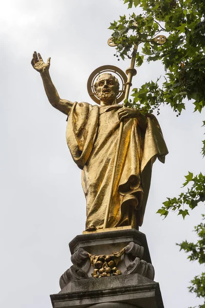 Estátua de Gilt de São Paulo ao lado da Catedral de São Paulo, Reino Unido — Fotografia de Stock