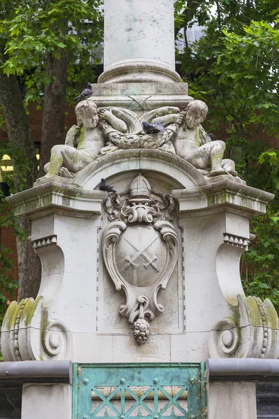 Estatua de San Pablo junto a la Catedral de San Pablo, bajorrelieve sobre el pedestal, Londres, Reino Unido —  Fotos de Stock