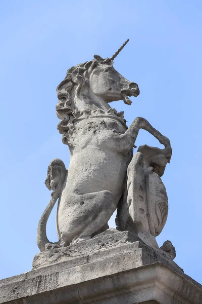 Buckingham Palace, details of decorative fence, stone unicorn,  London, United Kingdom — Stock Photo, Image