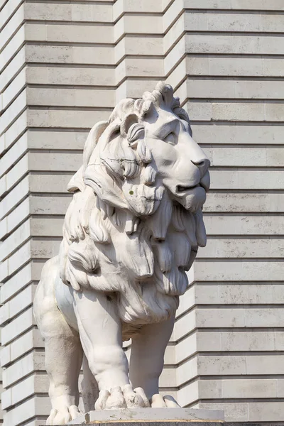 The South Bank Lion statue, Westminster Bridge,  London, United Kingdom — Stock Photo, Image