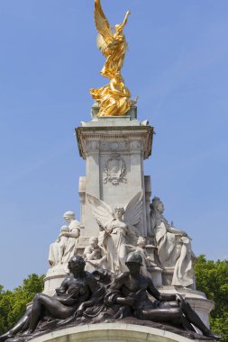 Kraliçe Victoria Memorial Buckingham Sarayı, Londra, Birleşik Krallık önünde. Anıt 2.300 ton pırıl pırıl beyaz mermerden yapılmış 1911 yılında örtüsünü açmak