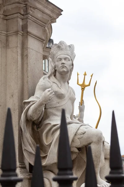 Monumento alla Regina Anna davanti alla Cattedrale di St Paul, scultura su un piedistallo, Londra, Regno Unito — Foto Stock