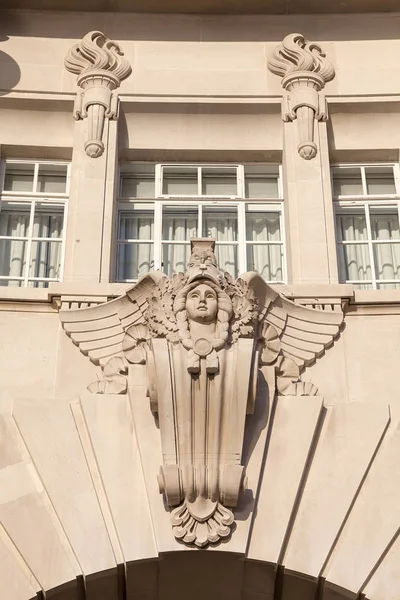 London County Hall, arquitectura barroca del renacimiento, cerca de Westminster Bridge, relieve en fachada, Londres, Reino Unido — Foto de Stock