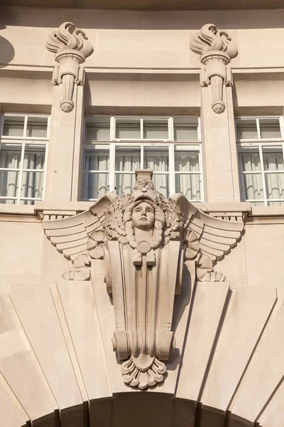 London County Hall, architektura neobarokowa, w pobliżu Mostu Westminsterskiego, ulga na elewacji, Londyn, Wielka Brytania — Zdjęcie stockowe