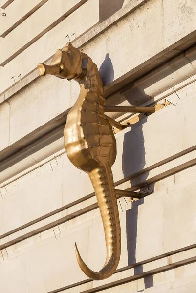 London County Hall, baroque revival architecture, near Westminster Bridge, sculpture on facade, London, United Kingdom — Stock Photo, Image