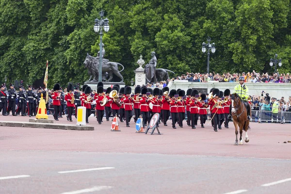 Ceremoniële wisselen van de wacht van Londen voor het Buckingham Palace, London, Verenigd Koninkrijk — Stockfoto