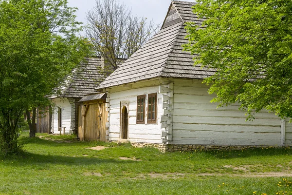 Staropolski tradycyjny drewniany dom w Muzeum na świeżym powietrzu, krajobraz, Tokarnia, Polska — Zdjęcie stockowe