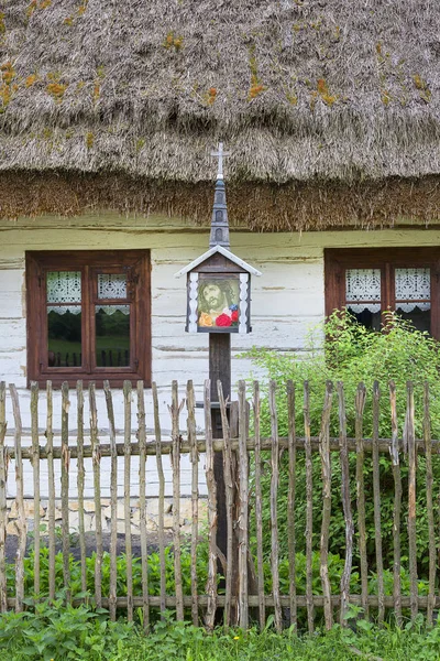 Staropolski tradycyjny drewniany dom w Muzeum na świeżym powietrzu, krajobraz, Tokarnia, Polska — Zdjęcie stockowe