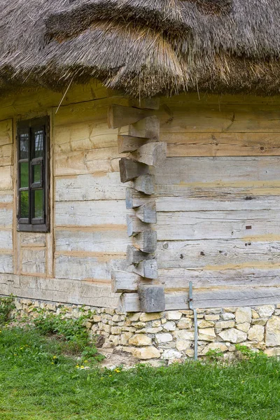 Staropolski tradycyjny drewniany dom w Muzeum na świeżym powietrzu, krajobraz, Tokarnia, Polska — Zdjęcie stockowe