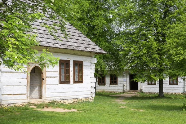 Старый традиционный польский деревянный дом в музее под открытым небом, пейзаж, Токарния, Польша — стоковое фото