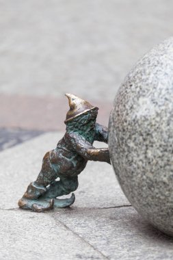 Wroclaw cüce, küçük peri masalı bronz heykelcik yan yolda, Wroclaw, Polonya