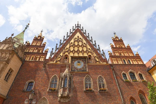 Ayuntamiento antiguo de Wroclaw gótico en plaza del mercado, Wroclaw, Polonia —  Fotos de Stock