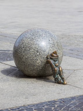 Wroclaw cüce, küçük peri masalı bronz heykelcik yan yolda, Wroclaw, Polonya