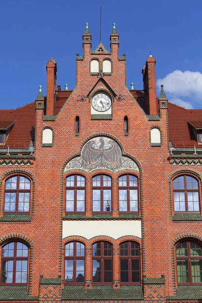 Fachada renovada da escola secundária com águia prussiana negra, Wroclaw, Polónia — Fotografia de Stock