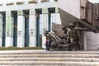 Polonya Yüksek Mahkemesi, Varşova, Polonya 'daki Varşova Ayaklanması Anıtı