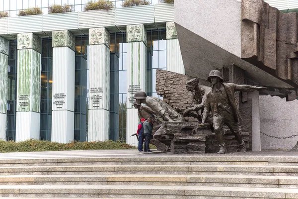 Monument de l'insurrection de Varsovie devant la Cour suprême de Pologne, Varsovie, Pologne — Photo